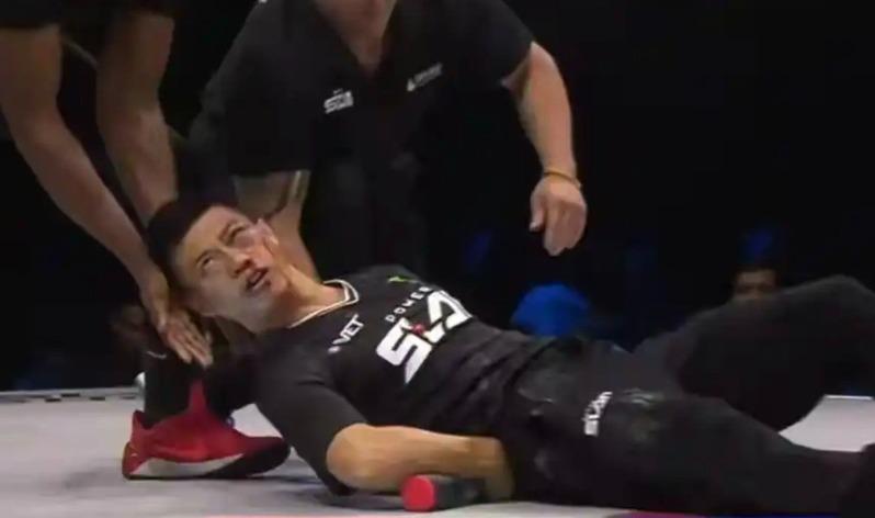 赵鸿刚被打倒在地。(取材自大象新闻)