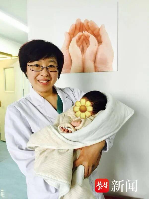 医护人员抱着王女士生下的女婴。(取材自紫牛新闻)