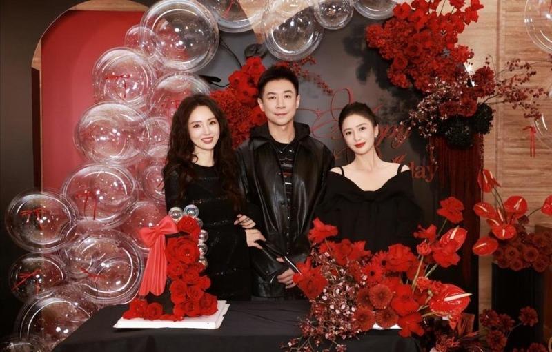 寿星董璇（左）与佟丽娅在2012年拍《北京爱情故事》认识，到现在整整20年。（取材自微博）