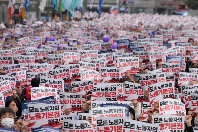 南韩2大公会「韩国劳总」、「民主劳总」进行示威集会，其中韩国劳总喊出每周实行4.5日工作制；民主劳总则争取劳动基本法。（美联社）