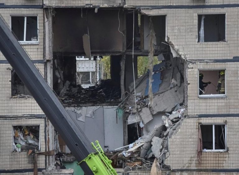 俄罗斯8日展开大规模空袭，发射超过45枚飞弹、458架无人机击溃乌克兰防空系统，打击五个地区的能源基础设施，包括供应两座发核电厂的变电站，造成至少7人丧生。图为第聂伯罗市当日一栋大楼遭俄国无人机击中。（路透）