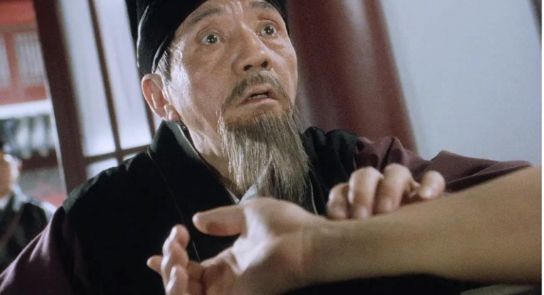 凌汉曾在「唐伯虎点秋香」中饰演替周星驰把脉的御医。(取材自微博)