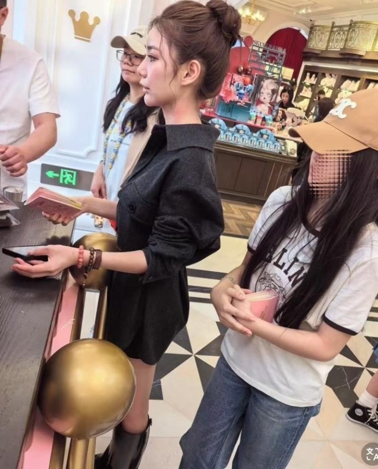 台女星揭真实面目:后妈马筱梅视大S儿女如己出 有网友今年稍早在北京偶遇马筱梅(左)和玥儿(右)。(取材自小红书)