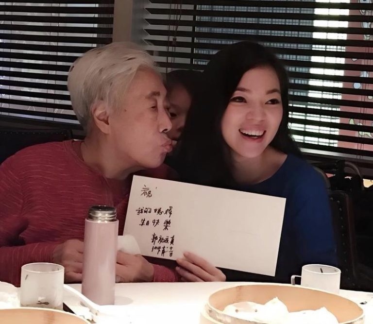 曾馨莹(右)分享婆婆帮她庆生时俏皮献吻。(图／摘自IG)