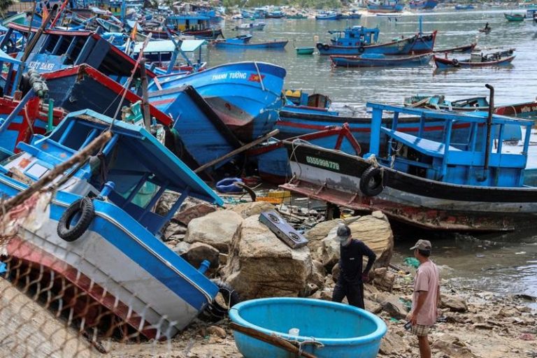 AI股惨跌、强台登陆菲律宾…5国际事不可不知 凤凰台风登陆菲律宾,强风吹袭马尼拉以南阿尔拜省黎牙实比市。菲律宾气象局表示,凤凰当天横扫菲律宾东部沿海地区,已造成至少两人丧生,并迫使超过百万人撤离。(路透)