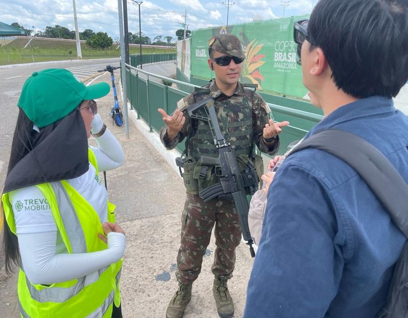 COP30会议即将开幕，场馆周边道路加强维安，许多重要出入口也有荷枪实弹的军警人员警戒。（记者潘俊宏／摄影）