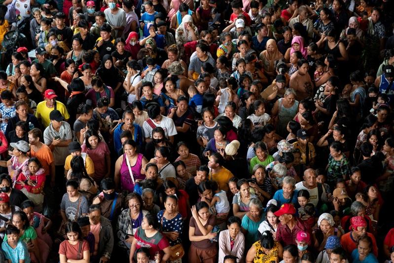 根据美国联合台风警报中心在台湾时间10日清晨5时预报,凤凰约在72小时后将接近或掠过台湾北部地区,预料台风结构将受地形影响而逐步减弱。(截屏自JTWC)