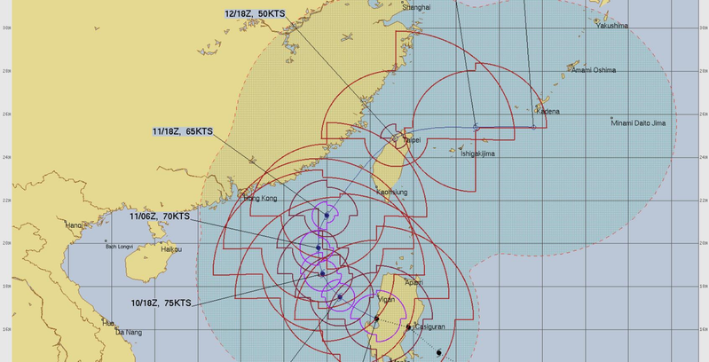 根据美国联合台风警报中心在台湾时间10日清晨5时预报,凤凰约在72小时后将接近或掠过台湾北部地区,预料台风结构将受地形影响而逐步减弱。(截屏自JTWC)