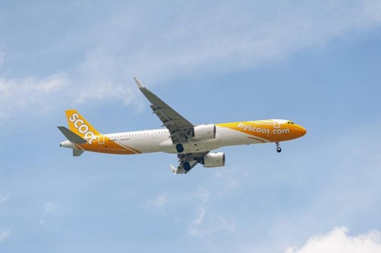 一名中国女子表示因为几瓶水遭解雇，控诉新航不合理。示意图，非当事班机。（路透）