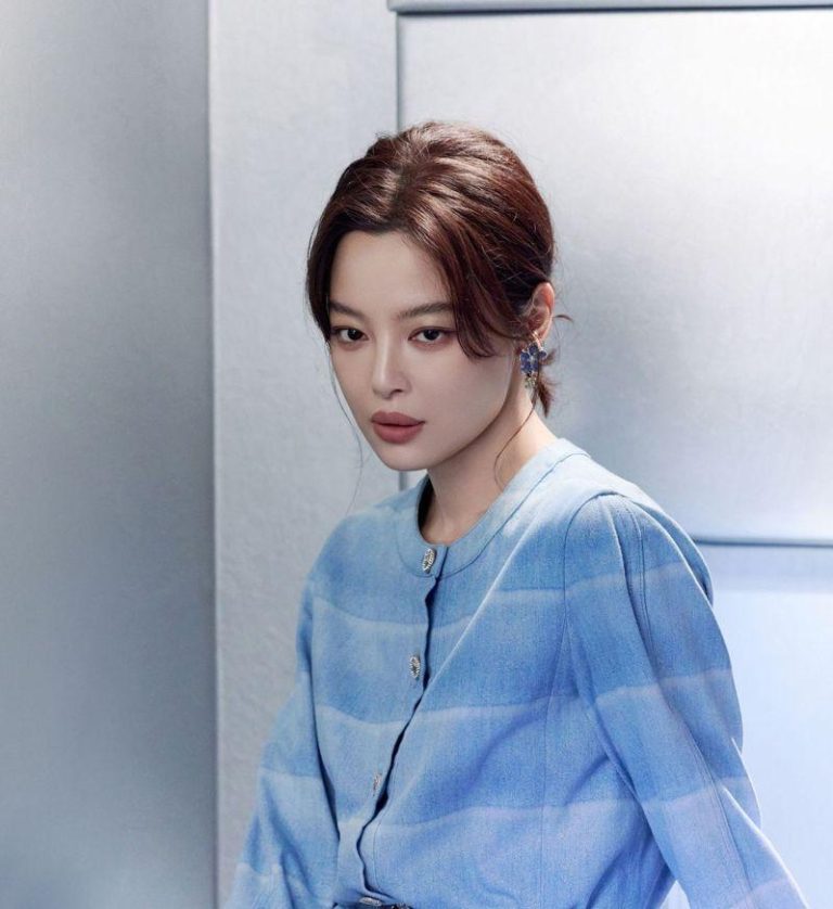 辛芷蕾人红是非多，连帮粉丝签名也能成话题。(取材自微博)