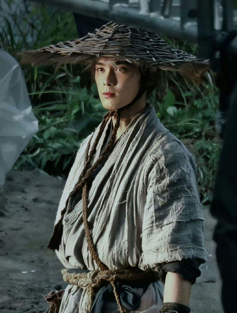 吴磊演修仙少年帅翻 女主却因「这理由」遭质疑恐拖累收视… 吴磊戴着斗笠、穿着粗布麻衣新造型被赞「少年感天花板」。(取材自微博)