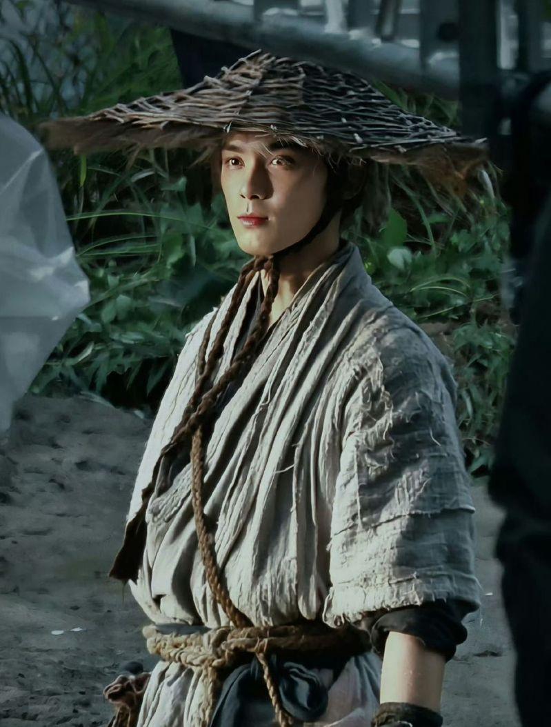 吴磊戴着斗笠、穿着粗布麻衣新造型被赞「少年感天花板」。(取材自微博)