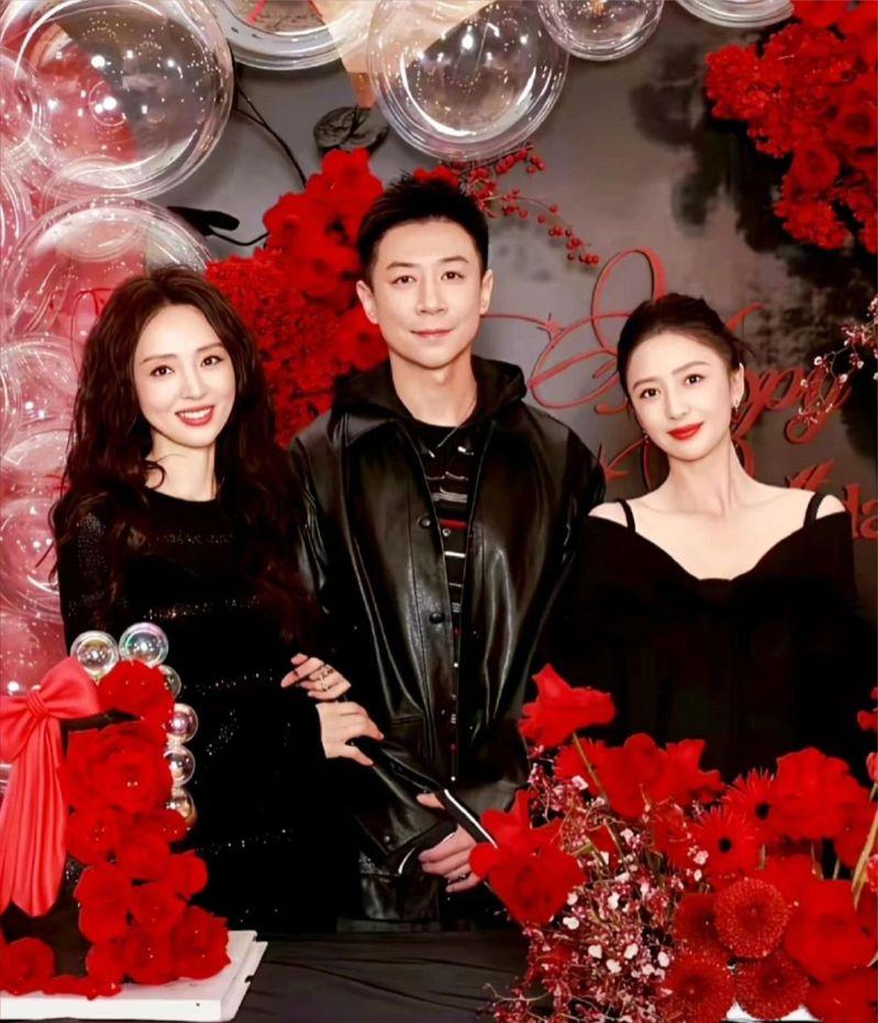 寿星董璇站左边,而张维伊穿皮衣站中间,佟丽娅则是站在另一边。(取材自微博)