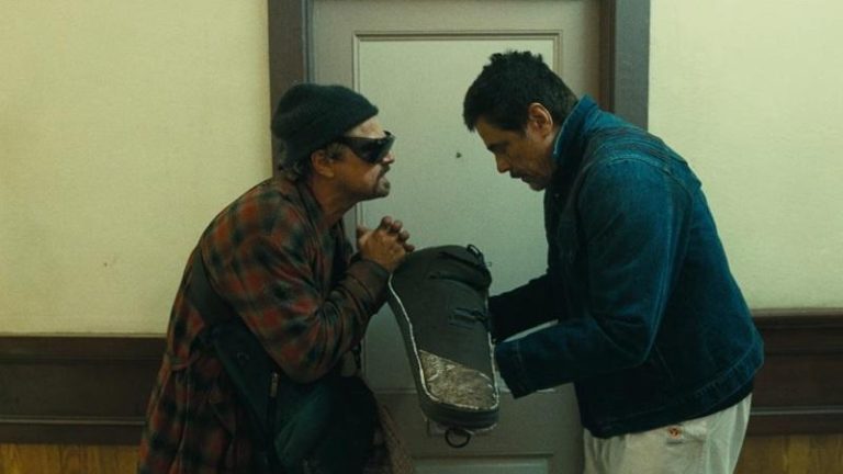 李奥纳多（左）在片中与班尼西欧岱托罗有精彩对戏。图／CATCHPLAY+提供