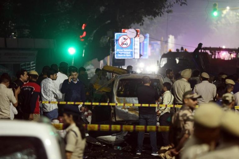 印度员警10日在新德里著名地标红堡附近的爆炸现场进行调查。欧新社