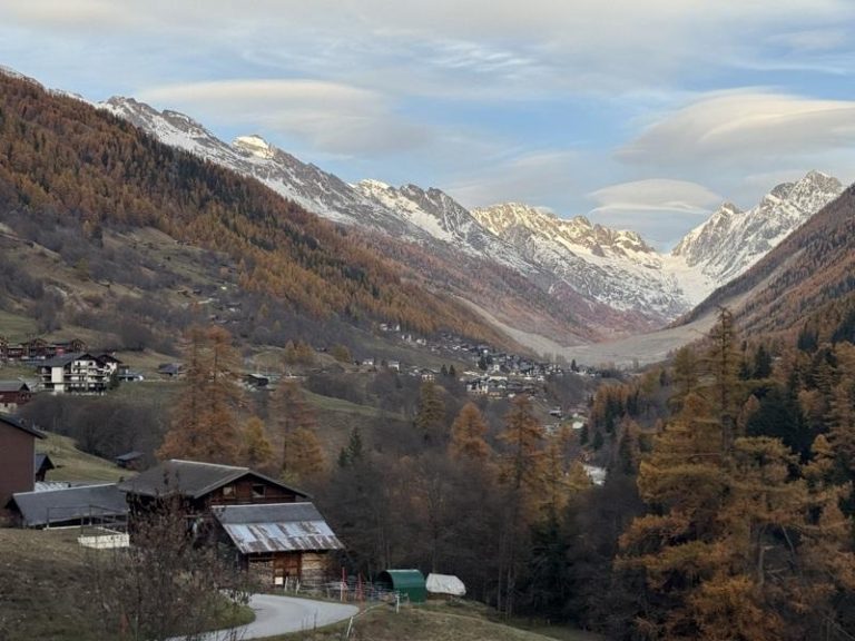 瑞士暖化速度为全球平均值两倍 降雪减少危及观光业 布拉滕(Blatten)五月发生大规模岩石、永冻土与冰河崩塌,造成全村有2公里长被土石流覆没,目前灾区禁止进入,远眺可见土石流覆盖地区。该村重建已成为瑞士今年气候灾难的政府应变范例。(中央社)