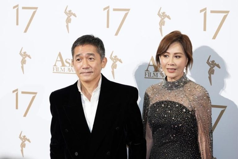 梁朝伟又「被代言」 刘嘉玲维权、怒轰淘宝天猫欺诈 香港女星刘嘉玲在微博喊话「淘宝、天猫 」欺诈消费者,登上热搜。图为梁朝伟、刘嘉玲夫妇。(中新社)