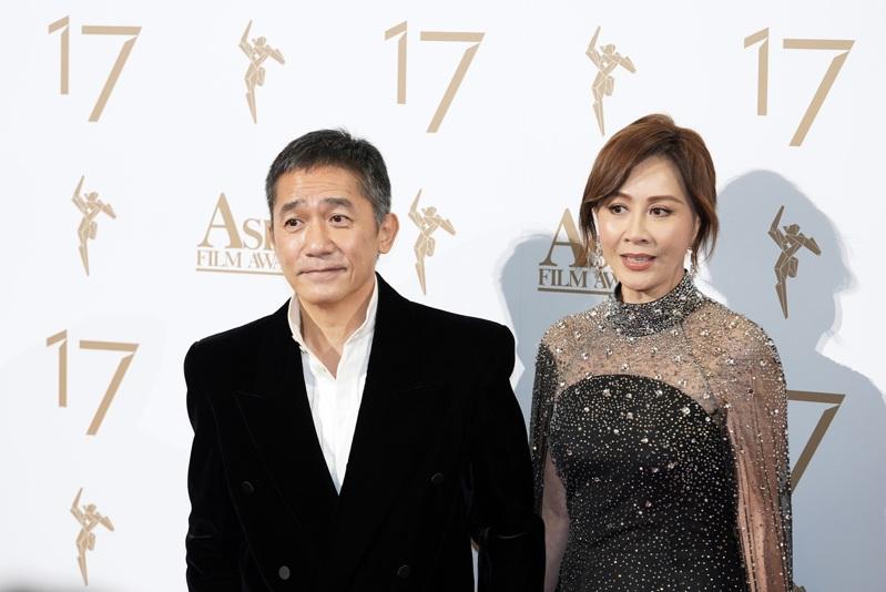 香港女星刘嘉玲在微博喊话「淘宝、天猫 」欺诈消费者，登上热搜。图为梁朝伟、刘嘉玲夫妇。(中新社)