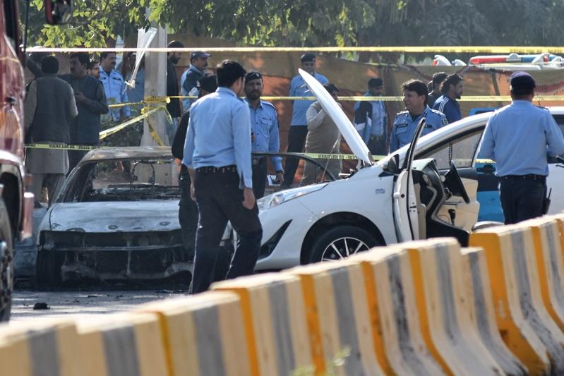 警方11日在伊斯兰马巴德地方法院入口附近的爆炸现场进行调查。美联社