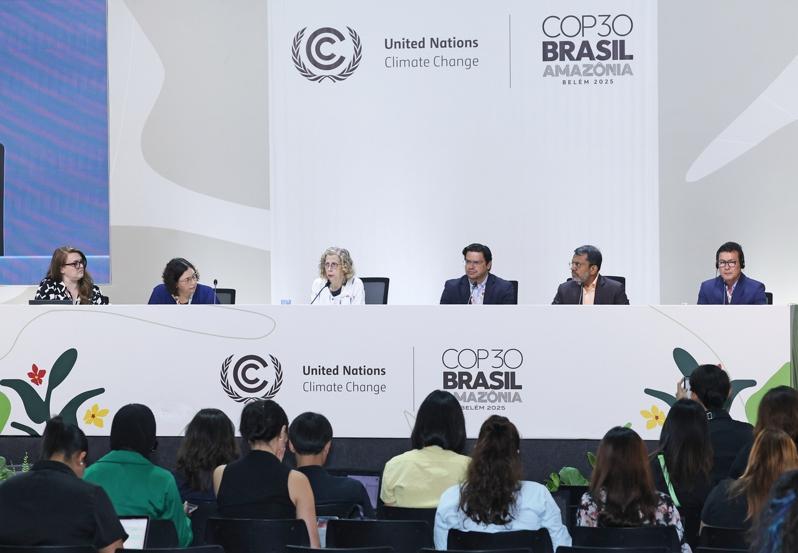 联合国环境规画署于巴西时间11日上午,在COP30会议上发布全球降温监测报告,联合国环境规画署首席执行官英格安德森(左三)、环境规画署秘书长伍德索普(左二)与巴西及新加坡代表一起出席说明。记者潘俊宏/摄影