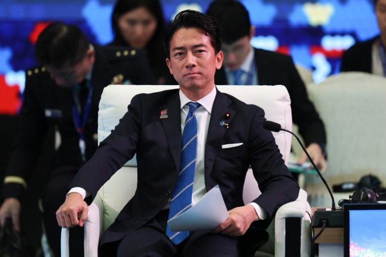 小泉进次郎1日以防卫大臣身分出席东协与日本防长会议。(美联社)