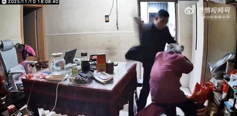 江苏男毒打93岁母亲 搧耳光、拽头发暴行全被拍 下场曝光 江苏一名男子对93岁的母亲拳脚相向,视频流出后全网愤怒。(视频截屏)