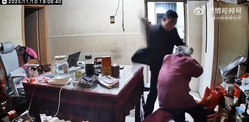 江苏一名男子对93岁的母亲拳脚相向,视频流出后全网愤怒。(视频截屏)