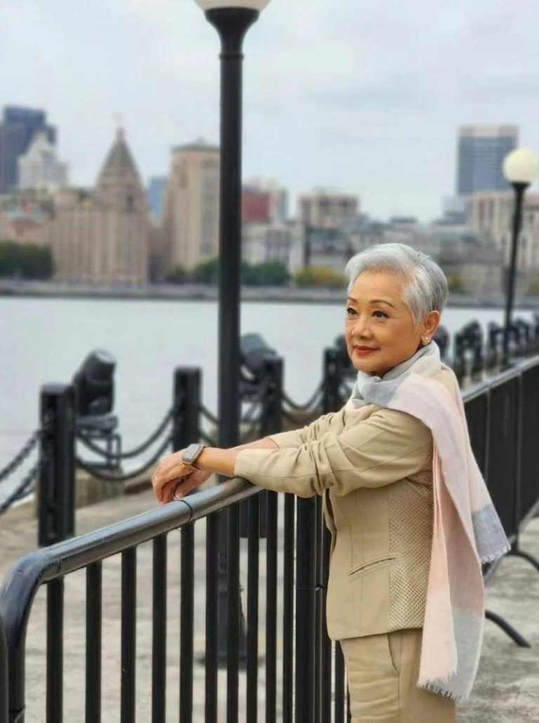 「上海滩」78岁原唱叶丽仪现身上海。(取材自微博)