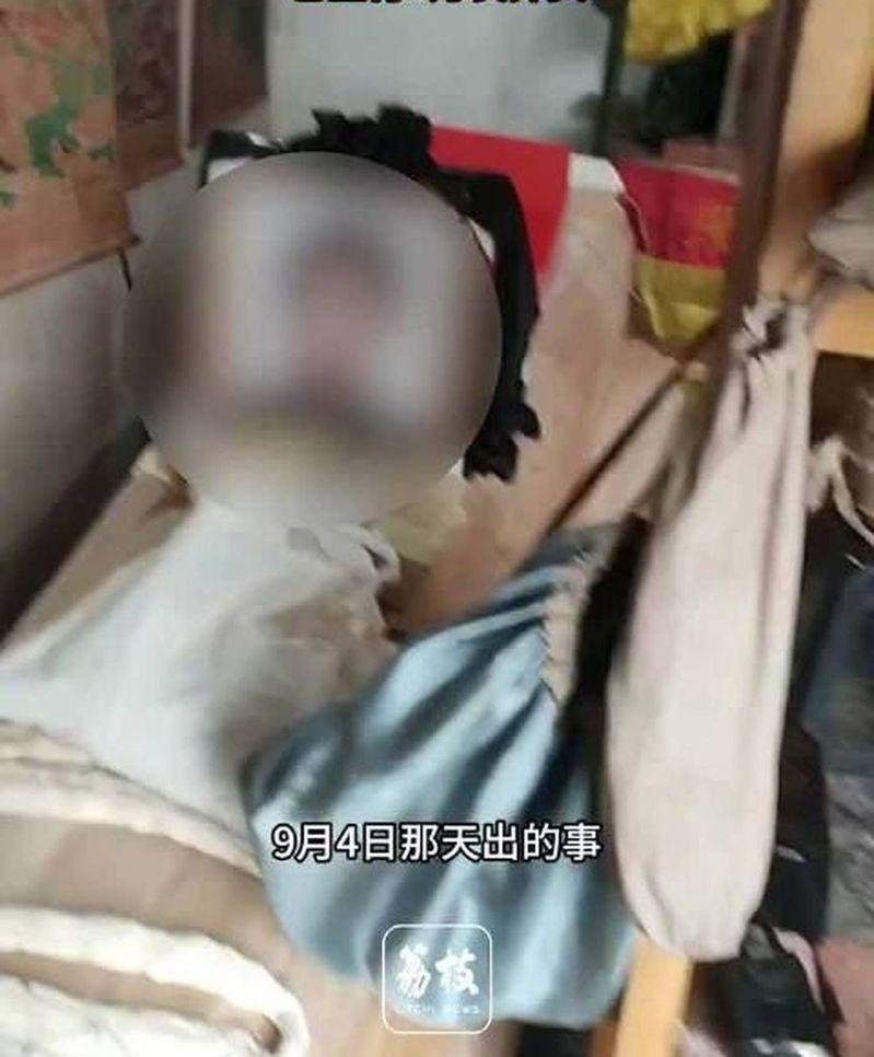 监控画面显示,死者被同村两名男子骑车载回家中,头被后座人用手撑着。(取材自极目新闻)