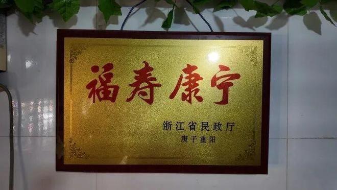 马德本坐在一楼入户的沙发凳上。(取材自橙柿交互·都市快报)