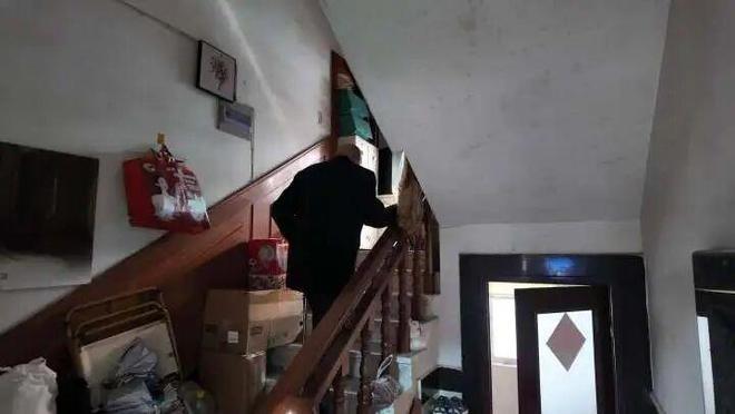 马德本坐在一楼入户的沙发凳上。(取材自橙柿交互·都市快报)