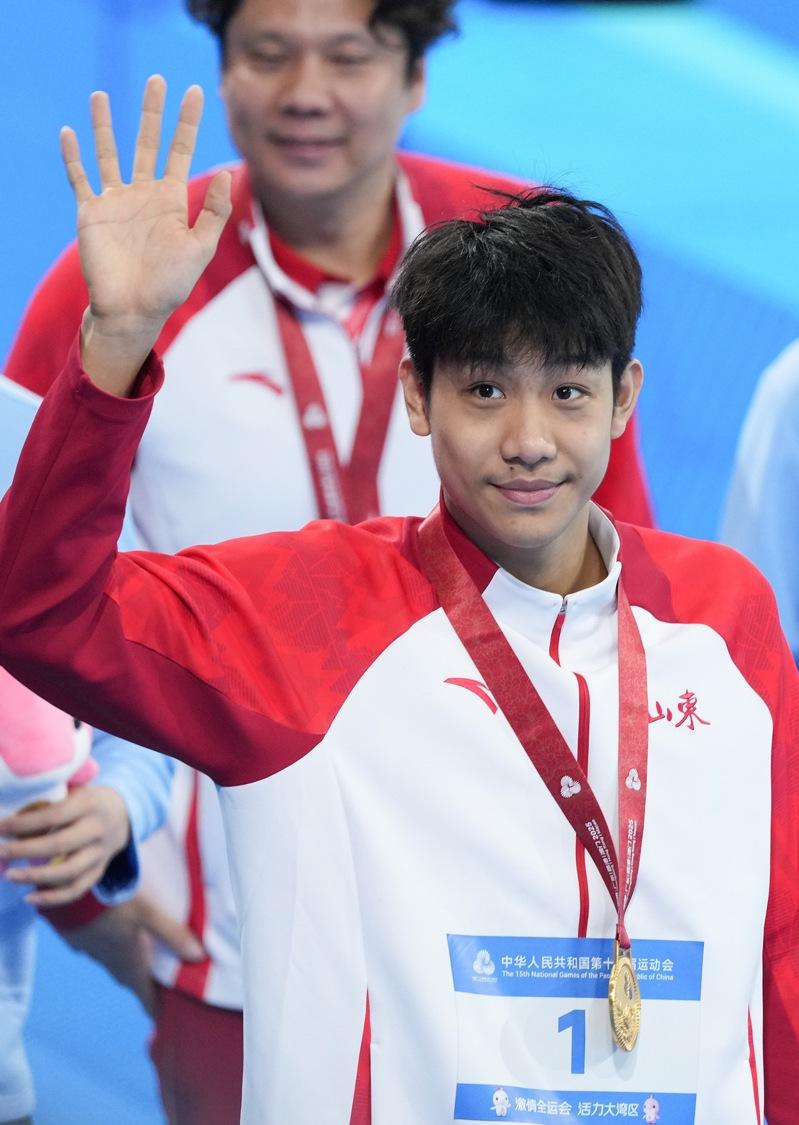 全运会游泳男子200米自由泳决赛12日举行，张展硕夺冠。（新华社）