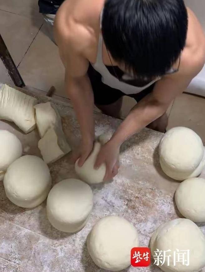 面馆老板小林正在揉面。(取材自紫牛新闻)