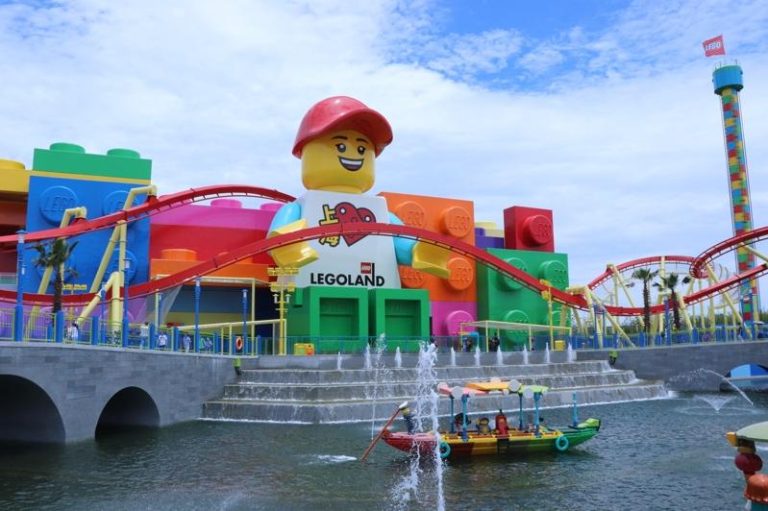 上海乐高乐园7月5日开幕至今约4个月，游客数已突破80万人次。图为矗立在乐园中的26公尺高乐高人形公仔「搭搭」。（记者陈宥菘／摄影）