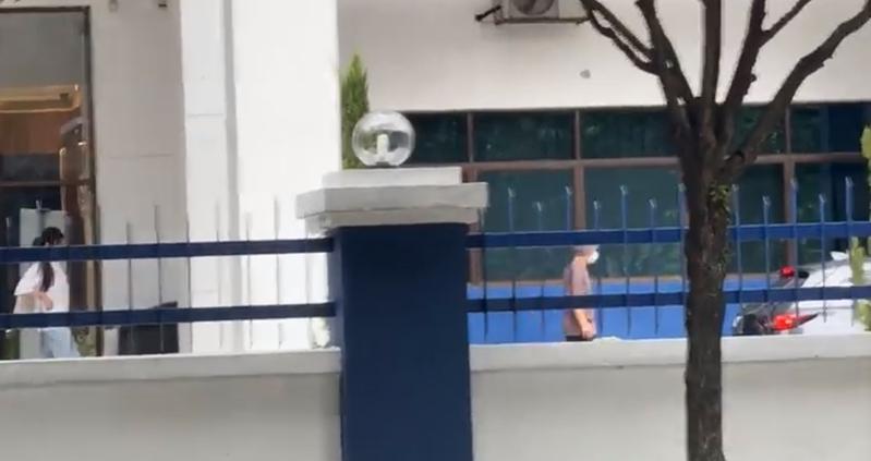 黄明志(右)获释步出警局，女友全程守候。(图／摘自中国报脸书)