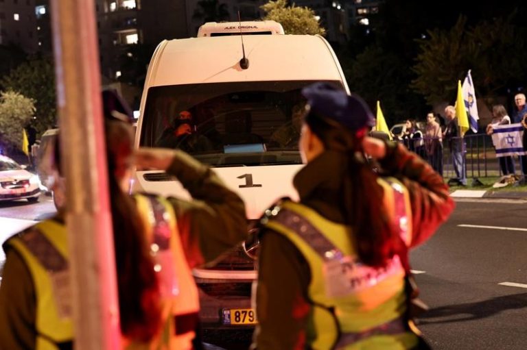 以色列士兵13日向一辆载有哈马斯移交遗体的车队行礼，该车队抵达以色列特拉维夫的国家法医中心。欧新社