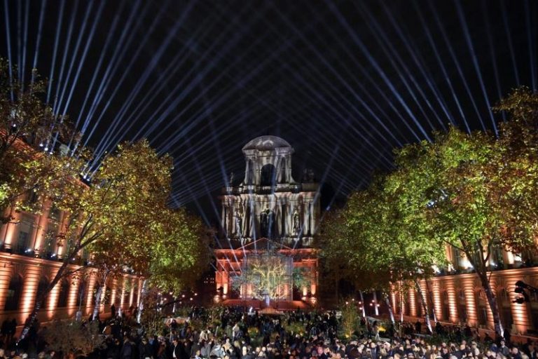 巴黎恐攻10周年 圣母院钟声回荡悼念130名罹难者 2015年巴黎恐攻13日满10周年。图为人们聚集在法国巴黎的「2015年11月13日纪念园」,参加悼念仪式。欧新社