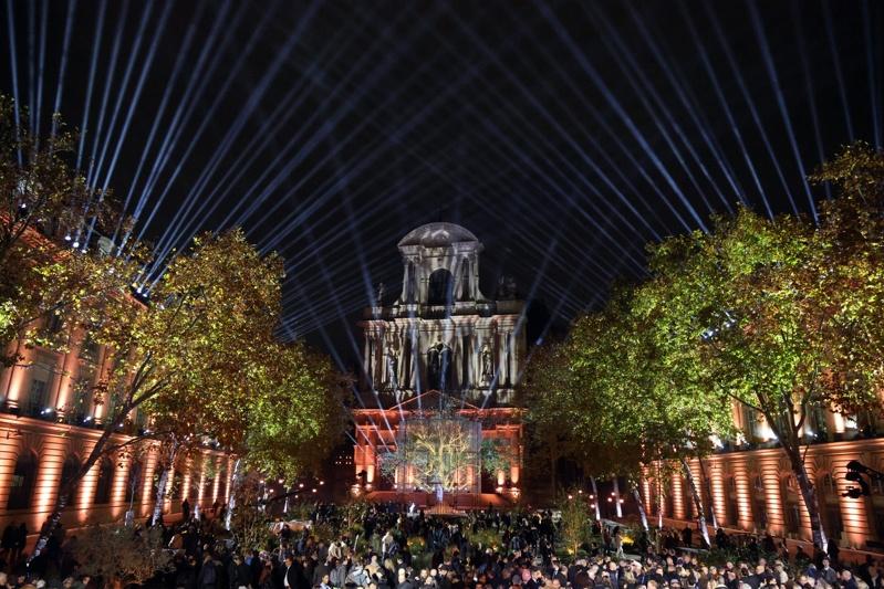 2015年巴黎恐攻13日满10周年。图为人们聚集在法国巴黎的「2015年11月13日纪念园」,参加悼念仪式。欧新社