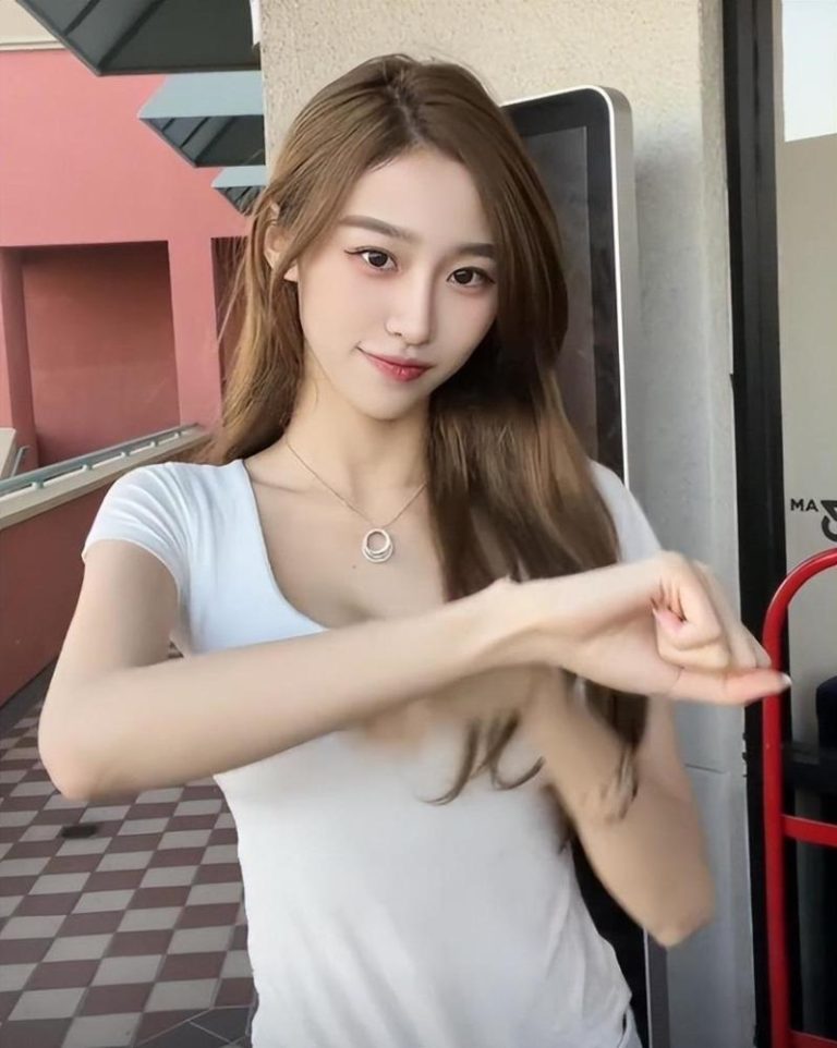 网红柬埔寨飞北京弄丢350万首饰 悬赏百万…网批炒流量 网红Yara称自己的高价手镯和手表在从柬埔寨飞回北京时不翼而飞,悬赏百万协寻。(取材自红星新闻)