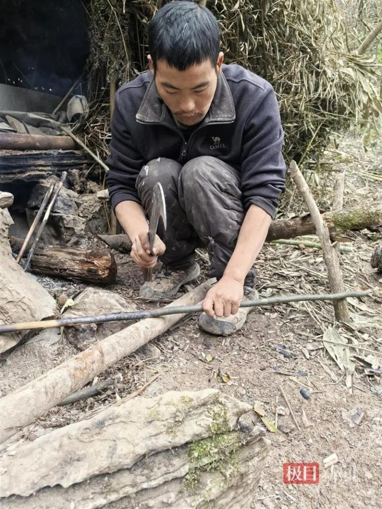 荒野求生钻木取火、1天吃30个猕猴桃…「刀疤哥」红了 「刀疤哥」自制钻木取火的工具。(取材自极目新闻)