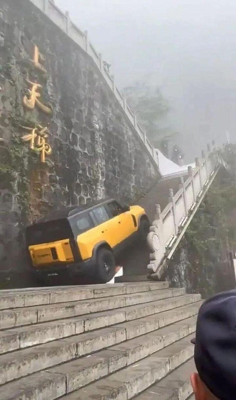 奇瑞新款SUV在张家界天门上挑战爬天梯。（取材自界面新闻）