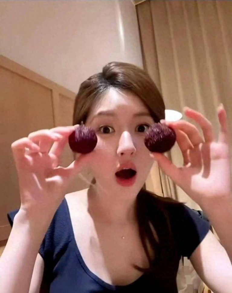 赵露思表情夸张吃杨梅。（视频截屏）