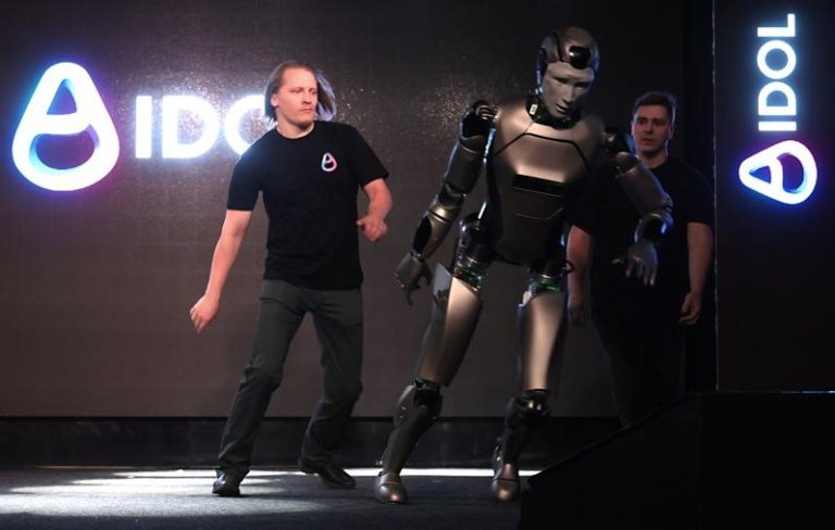 当众摔倒在地 俄罗斯国产AI机器人初登场成灾难现场 俄罗斯首款人形机器人「AIDOL」11日在莫斯科首度亮相时摔倒。(欧新社)