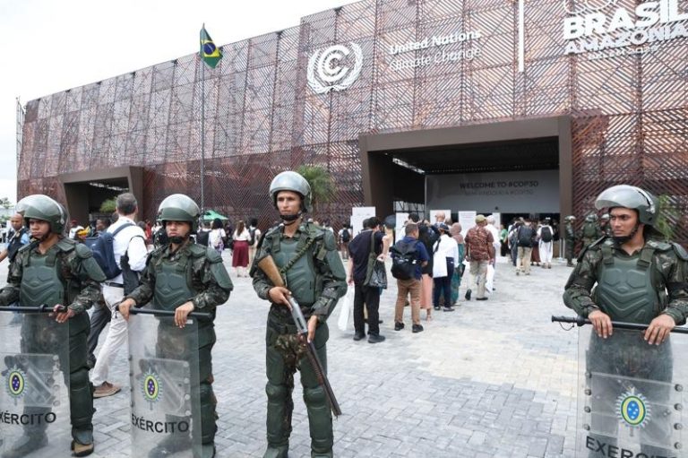 COP30直击/冲突升温 抗议者力阻入口 峰会大门一度关闭 气候峰会今天一早就有原住民及环团到入口处抗议,巴西军警立即封锁现场并强力排除,随后排成一排警戒并维护入场秩序。记者潘俊宏/摄影