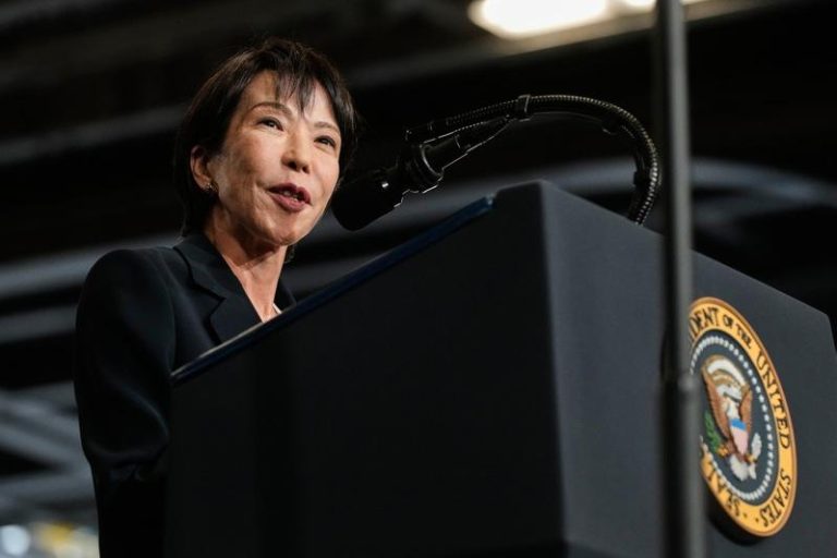 图为10月美国总统川普访日期间，日本首相高市早苗(图)在停泊于美军基地横须贺的「乔治华盛顿号」航空母舰上向军方人员发表演说。(美联社)