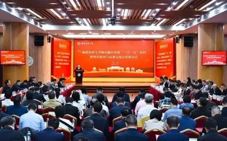 福建1高校聘任101名台湾教师 与118家台企产学研合作 福建农林大学深入实施「三个一百」行动计划,13日举行闽台融合发展「三个一百」签约暨两岸教育与农业交流合作研讨会。截至目前已引进101名台湾教师,并与118家台企创建产学研合作关系。(图/取自人民日报)