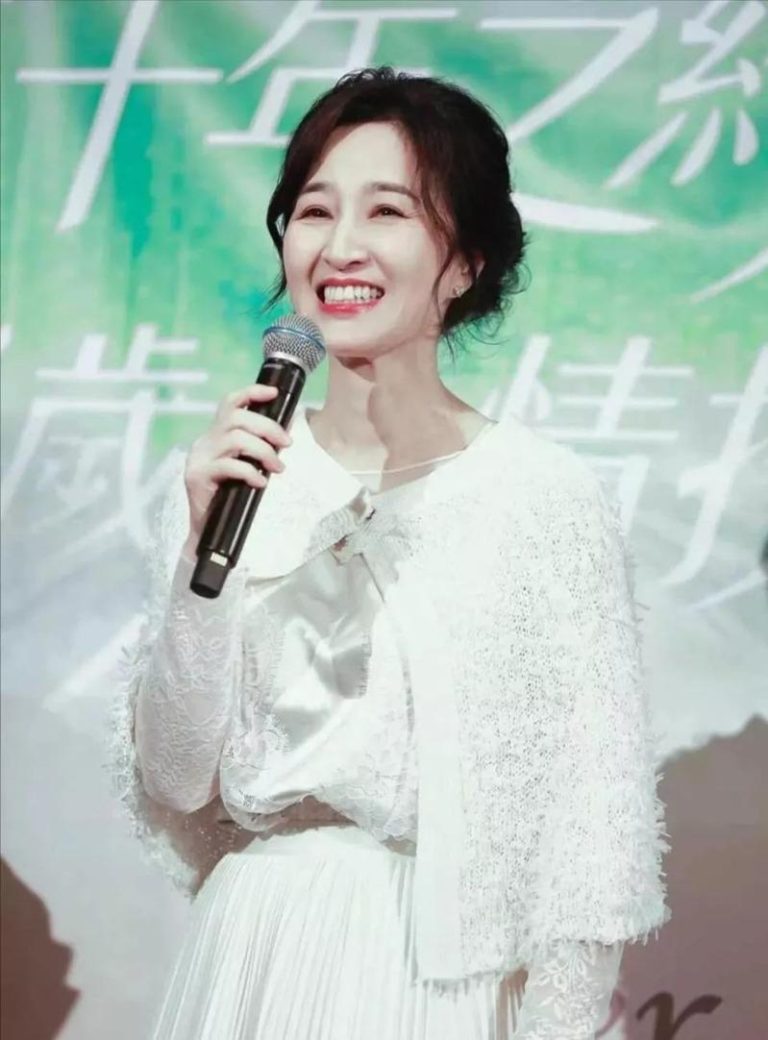 61岁关咏荷素颜会粉丝 被赞冻龄女神 张家辉这么回应 61岁的关咏荷素颜出现在粉丝聚会现场。(取材自微博)