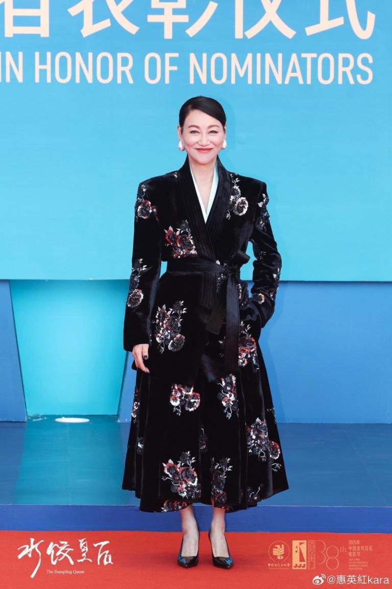 金鸡奖红毯/惠英红霸气 周冬雨美呆 宋茜气场足 惠英红被称霸气「大杀四方」。(取材自微博)