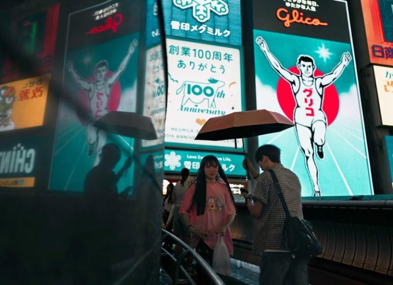 中国外交部14日晚间呼吁大陆公民「近期暂勿前往日本」。日本执政自民党政调会长小林鹰之15日表示，政府应冷静应对，并强调维持双边关系稳定的重要性。（欧新社）