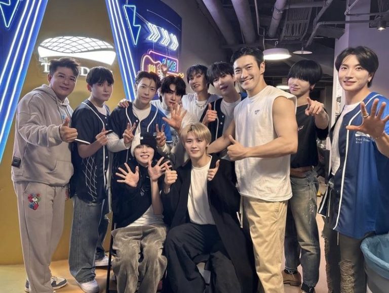 SJ穿上大巨蛋限定衫在后台跟师弟WayV合照。图／摘自IG